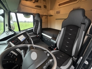 2x Bilklädsel för IVECO STRALIS HI-WAY 2005-2019 Lasbil Svart Gra Läder Alcantara